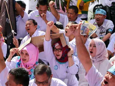 Serikat Pekerja (SP) PD Pasar Jaya menyampaikan orasi saat menggelar unjuk rasa di depan Kantor PD Pasar Jaya, Jakarta, Rabu (2/8). Ratusan pegawai ini melakukan aksi di bawah terik matahari menunggu Direksi PD Pasar Jaya. (Liputan6.com/Angga Yuniar)