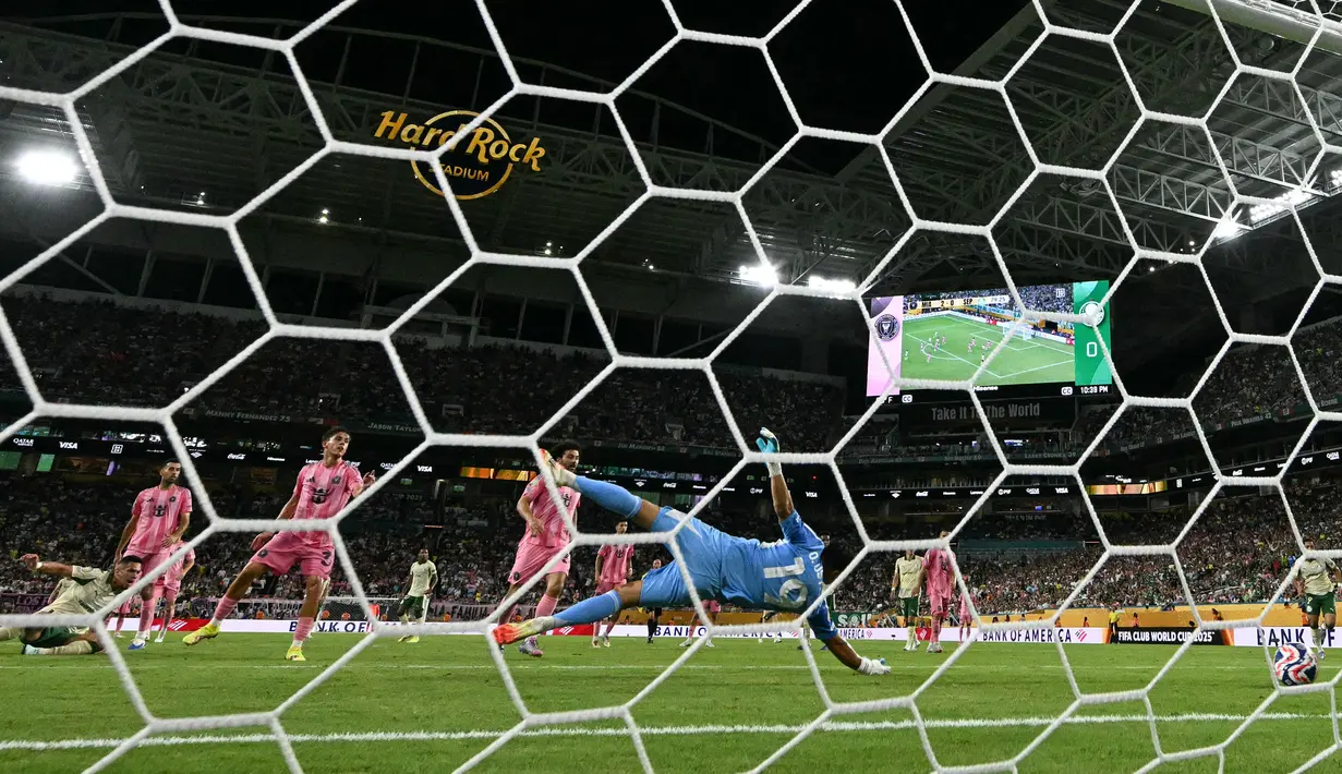 Kiper Inter Miami, Oscar Ustari (tengah) gagal menghalau bola tendangan pemain Palmeiras, Paulinho dalam laga Grup A Piala Dunia Antarklub 2025 di Hard Rock stadium, Miami, Amerika Serikat, Selasa (24/06/2025) WIB. (AFP/Chandan Khanna)