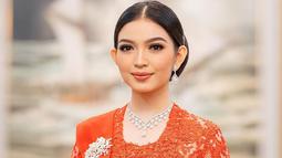 Menantu Jokowi ini tampil anggun dengan sanggul oleh Hairstylist Woko. Bagian tengahnya yang rapi, menambah kesan elegan pada penampilannya. Sanggul Woko juga dihiasi dengan hairpiece sirkam karya Rinaldy A Yunardi, untuk menambah keindahan detail rambutnya. (Liputan6.com/IG/@riomotret)