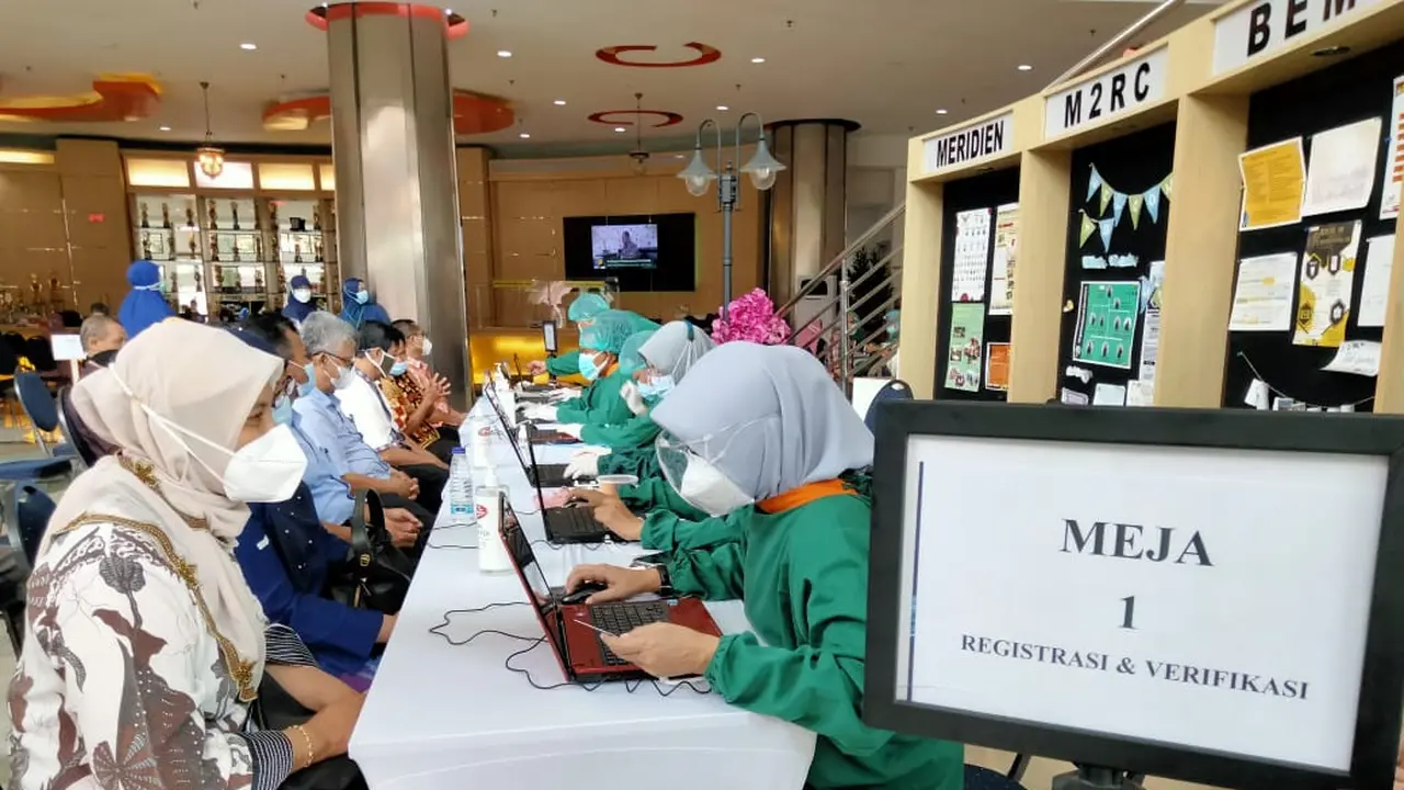 Ribuan dosen pun mulai menerima vaksinasi, untuk persiapan kegiatan belajar tatap muka bilamana jadi digelar pada Juli 2021 mendatang.