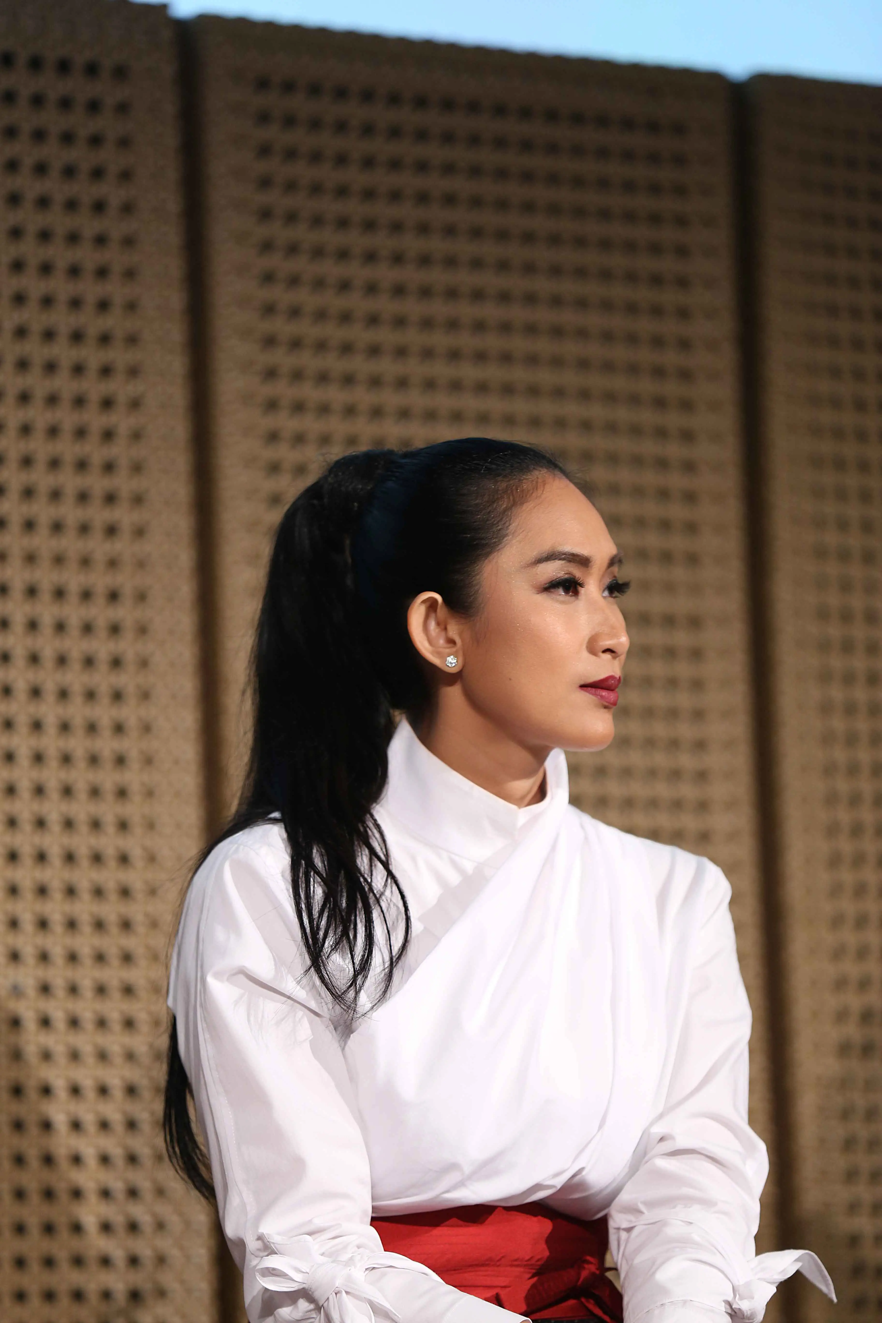 Happy Salma dalam sebuah acara. (Nurwahyunan/Bintang.com)