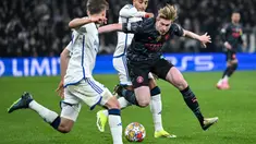 Pemain Manchester City, Kevin De Bruyne (kanan) berusaha melewati adangan sejumlah pemain FC Copenhagen pada laga 16 besar Liga Champions 2023/2024 di Copenhagen, Denmark, Rabu (14/02/2024) WIB. (AFP/Jonathan Nackstrand)