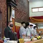 Gubernur Jambi Fachrori Umar (kiri) beserta jajaran ketua dan wakil ketua DPRD Jambi saat mengikuti sidang paripurna memperingati HUT Jambi ke-64, Rabu (6/1/2021). (Liputan6.com/dok DPRD Jambi)