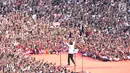 Capres 01 Joko Widodo mengacungkan jari saat kampanye akbar bertajuk 'Konser Putih Bersatu' di Stadion Gelora Bung Karno, Jakarta, Sabtu (13/4). Dalam kampanyenya Jokowi mengajak  untuk mencoblos pasangan 01 Jokowi-Ma'ruf Amin saat Pemilu 2019. (Liputan6.com/Angga Yuniar)