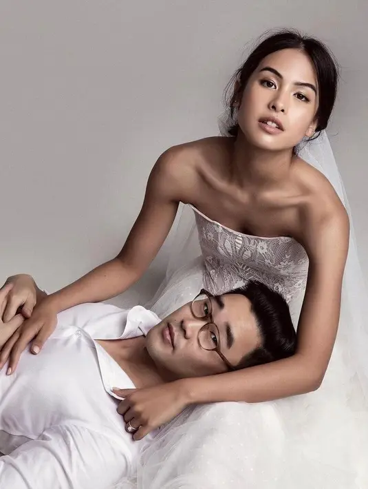 <p>Maudy Ayunda mengenakan strapless dress dengan aksen brokat dipadu dengan veil. Sementara Jesse Choi memadukan kemeja putih dan celana panjang hitam. Keduanya tampil kompak pakai sneakers putih. (Foto: Instagram/maudyayunda)</p>