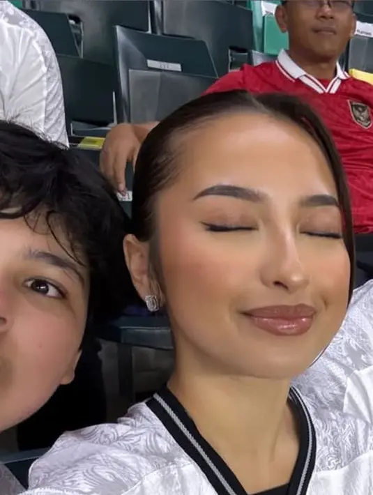 <p>Melengkapi tampilannya dengan anting-anting minimalis model kotak. Rambutnya ditata kuncir belakang dengan poni depan tipis. [@jennifercoppenreal20]</p>