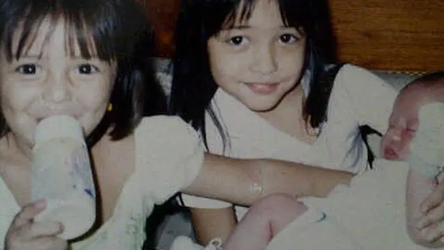 Potret Masa Kecil 6 Artis Wanita dengan Saudara Perempuannya, Menggemaskan