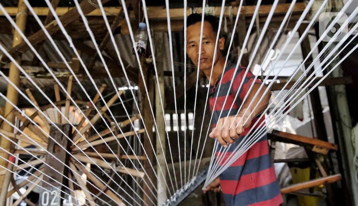Benang-benang hasil produksi dari industri rumahan ini biasanya akan digunakan untuk berbagai macam keperluan mulai dari konveksi, pembuatan celana jeans, hingga untuk permainan layang-layang. (Liputan6.com/Angga Yuniar)