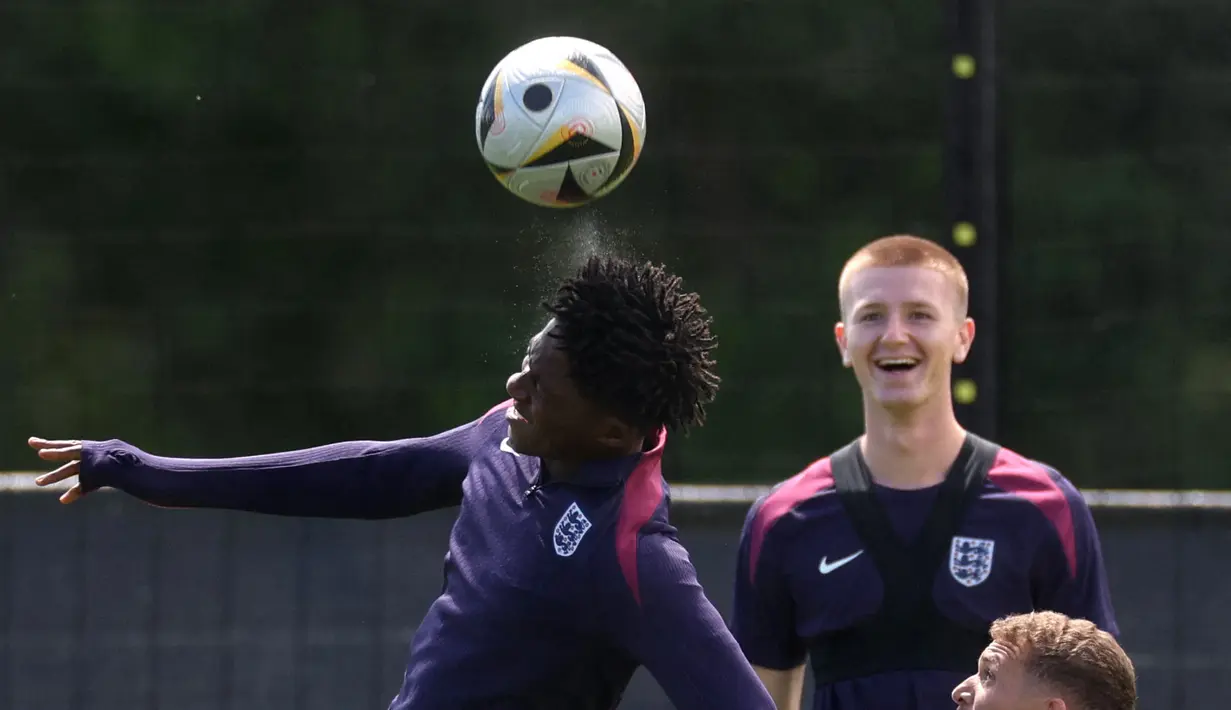 Pemain Timnas Inggris, Kobie Mainoo mengontrol bola saat sesi latihan menjelang laga final Euro 2024 melawan Spanyol di Blankenhain, Jerman, Sabtu (13/07/2024) WIB. (AFP/Adrian Dennis)