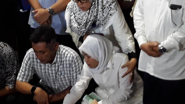 Suasana Pemakaman Ibunda Ayu Dewi
