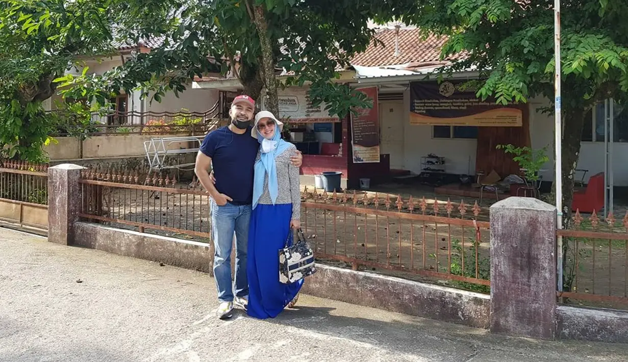 Jarang mengumbar kehidupan pribadi, rumah tangga David dan sang istri adem ayem dan harmonis. Kabar miring juga tak pernah terdengar dan menerpa pasangan ini. Meski di masa muda sempat jadi aktor muda yang punya banyak fans dari kalangan wanita, dia mantap memilih Deivy sebagai pelabuhan cintanya. (Liputan6.com/IG/@davidchalik)