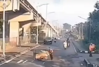 Tangkapan layar mobil pajero tabrak pedagang buah di Kalimalang, Jakarta Timur. (Dok. Istimewa)
