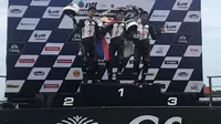 Dua pembalap Indonesia binaan Astra Honda Racing School (AHRS), Herjun Atna Firdaus dan Muhammad Hildan Kusuma, mendomimasi podium pada balapan pertama seri ketiga Thailand Talent Cup, Sabtu (14/7/2018). (Astra Honda Racing Team)