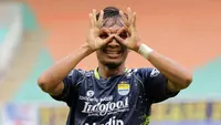 Selebrasi pemain Persib Bandung, Robi Darwis, setelah menjebol gawang Dewa United dalam pertandingan pekan ke-31 BRI Liga 1 2022/2023 melawan Dewa United yang berlangsung di stadion Pakansari, Cibinong, Senin (20/3/2023). (Bola.com/Ikhwan Yanuar)