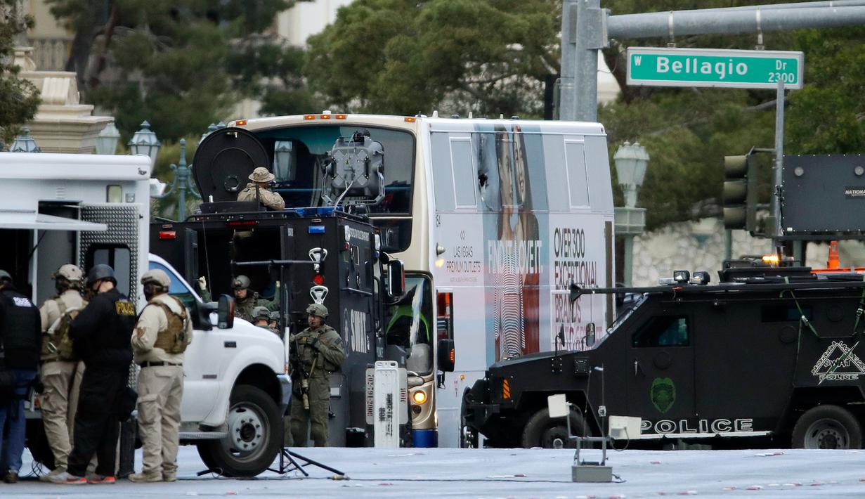 Tim SWAT mengepung bus tingkat yang dijadikan persembunyian pelaku penembakan di Las Vegas Boulevard, Las Vegas, Sabtu (25/3). Seorang pria tiba-tiba melepaskan tembakan di atas bus tingkat itu yang menewaskan satu orang (L.E. Baskow/Las Vegas Sun via AP)