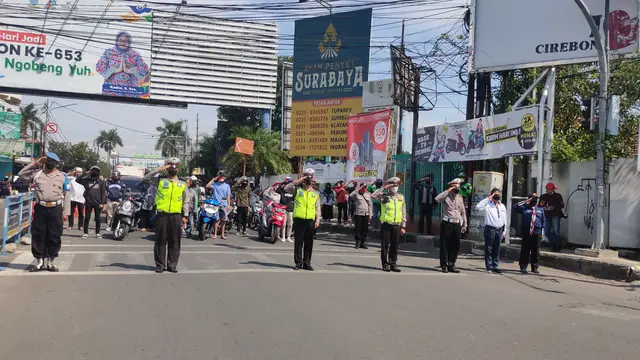 Saat Pengendara Berhenti di Lampu Merah Cirebon, Hormat Saat Merah Putih Berkibar