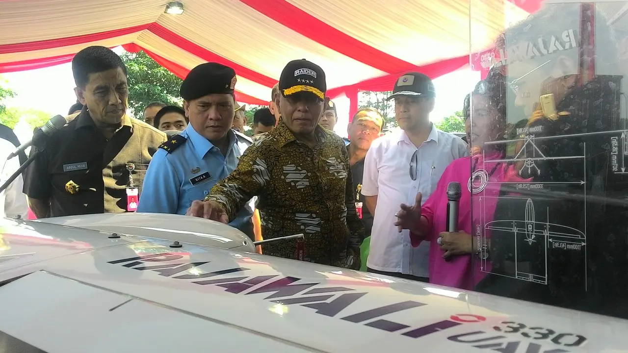 Menteri Pertahanan Ryamizard Ryacudu menyaksikan uji coba pesawat udara tanpa awak (drone) Rajawali 720 (Liputan6.com/Achmad Sudarno)