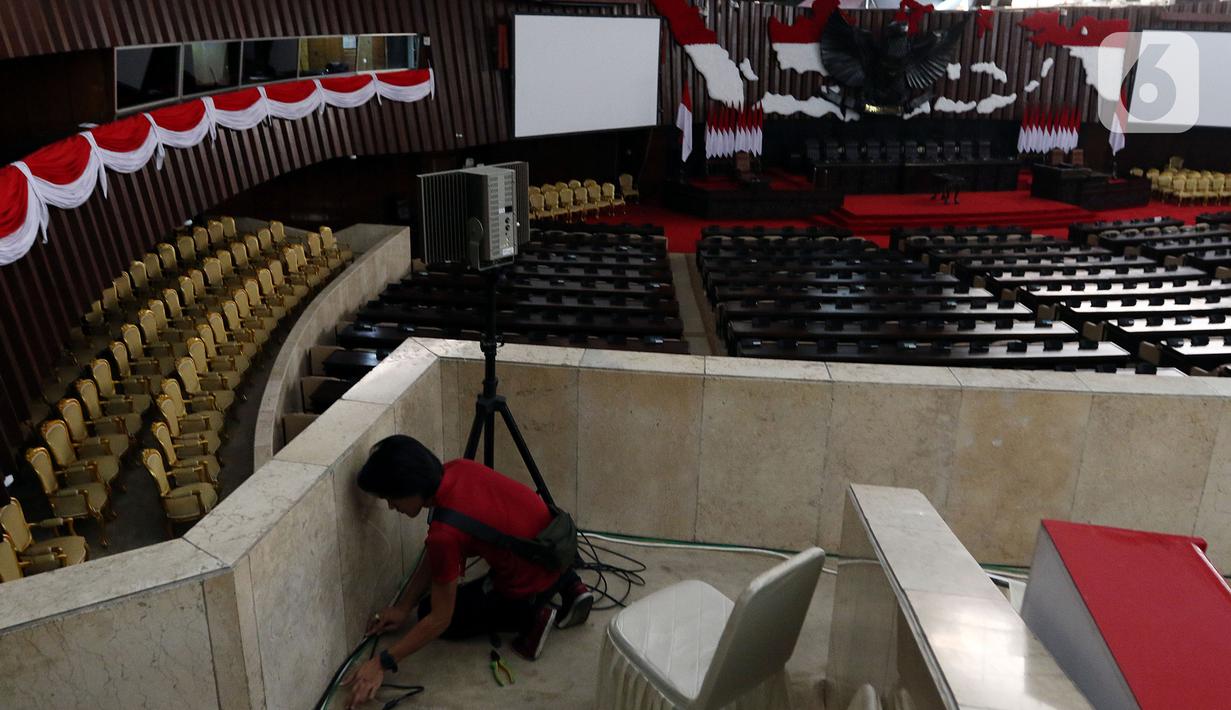 Pekerja menata Ruang Rapat Paripurna I di kompleks Parlemen MPR-DPR RI, Senayan, Jakarta, Rabu (16/10/2019). Ruang paripurna DPR tampak dihias menjelang pelantikan presiden dan wapres terpilih pada 20 Oktober mendatang. (Liputan6.com/Johan Tallo)