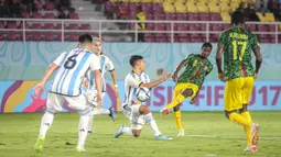 Pemain Timnas Mali U-17, Ibrahim Diarra (kedua kanan) melepaskan tendangan yang menghasilkan gol pertama ke gawang Timnas Argentina U-17 pada laga perebutan tempat ketiga Piala Dunia U-17 2023 di Stadion Manahan, Solo, Jumat (1/12/2023). (Bola.com/Bagaskara Lazuardi)