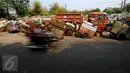 Warga melintas di depan Tempat Pembuangan Sampah Sementara Kalibata, Jakarta, Rabu (4/11/2015). Sejak Senin (2/11) lalu, sampah-sampah yang ada di TPSS Kalibata belum sepenuhnya terangkut. (Liputan6.com/Helmi Fithriansyah)
