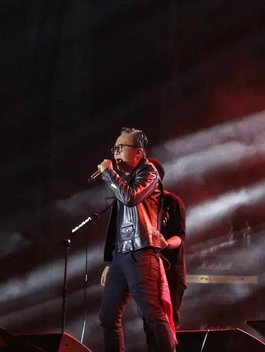 Penampilan Dewa19 bersama Ari Lasso di The 90's Festival 2024, Minggu (11/8). [Foto: Adrian Putra/Fimela]