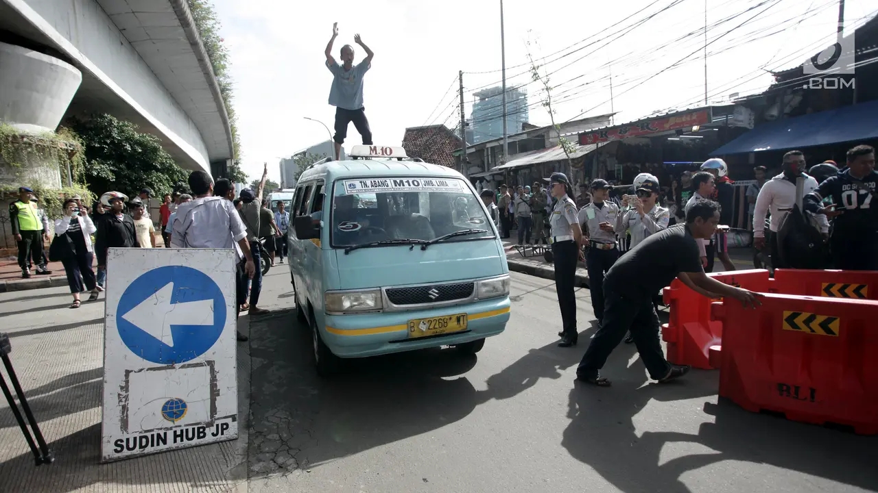 Tolak Jalan Jatibaru Ditutup, Sopir Angkot Tanah Abang Kembali Demo