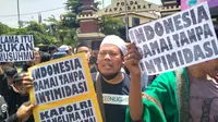 Sejumlah massa pendukung Bahar bin Smith terlihat mendatangi Markas Polda Jawa Barat untuk mengawal proses pemeriksaan terhadap penceramah itu usai dilaporkan atas dugaan ujaran kebencian, Senin (3/1/2022). (Foto: Liputan6.com/Huyogo Simbolon)