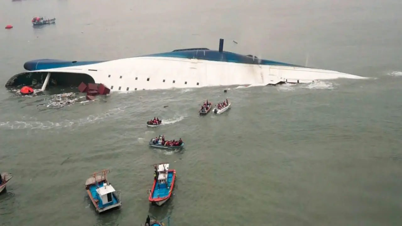 [FOTO] Korban Kapal Feri Tenggelam di Korea Selatan Dievakuasi