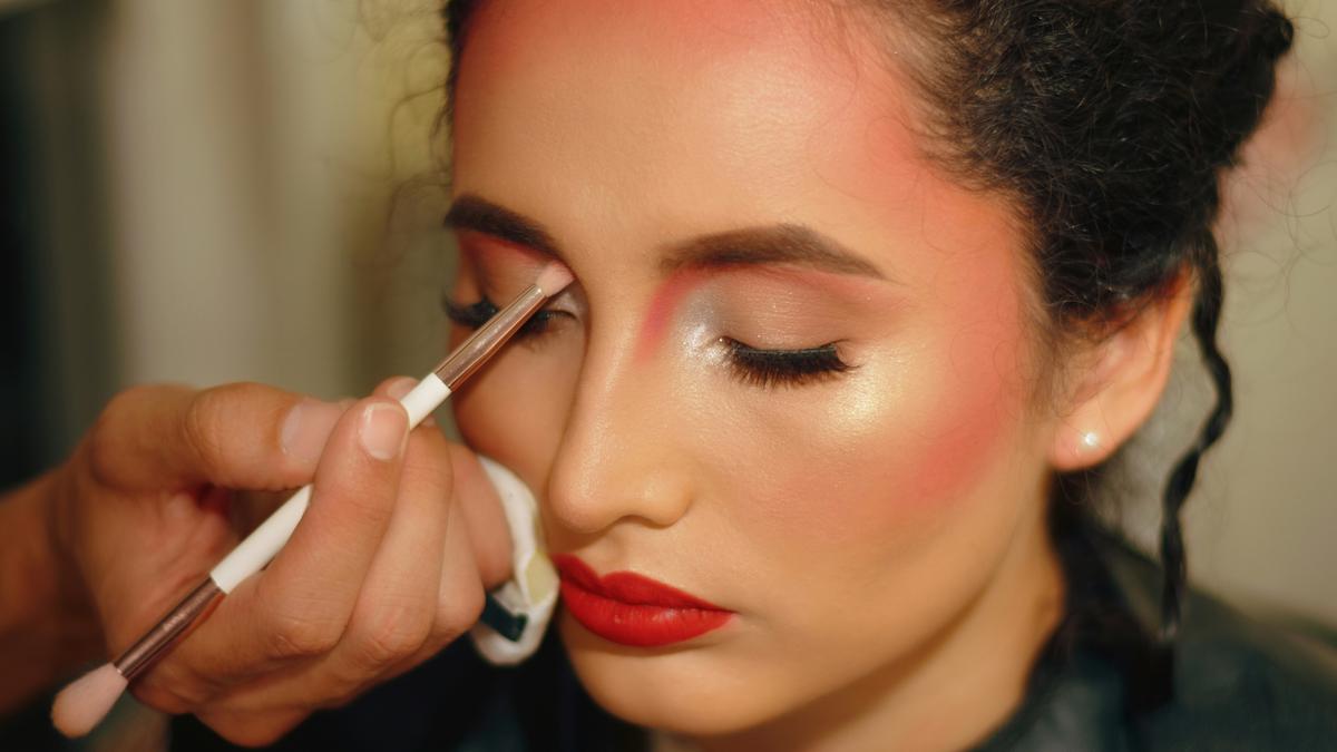 6 Kombinasi Makeup dan Outfit Unik Jarang Terpikirkan, Berani Tampil Beda