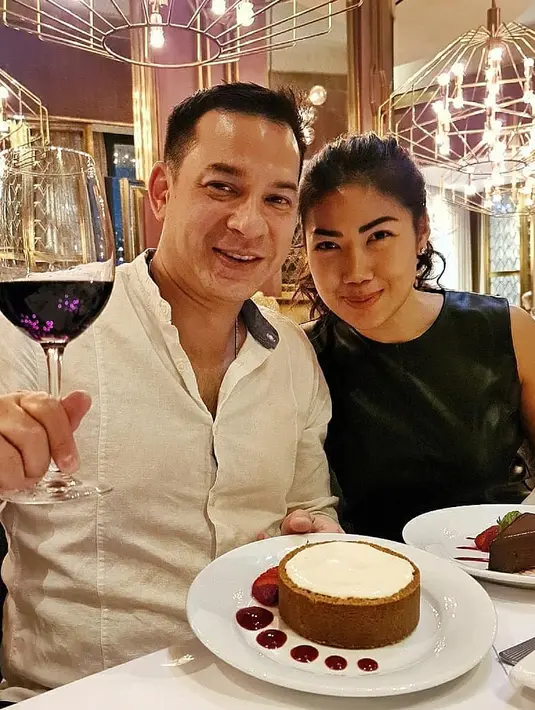 <p>Bahkan, meski telihat kuat dan tabah, Ari mengaku bahwa fase-fase berat pernah dirasakan sebelumnya. Ari menambahkan, harus tetap kuat demi anak-anak dan juga agar proses cerai berjalan dengan baik.[Instagram/ariwibowo_official]</p>