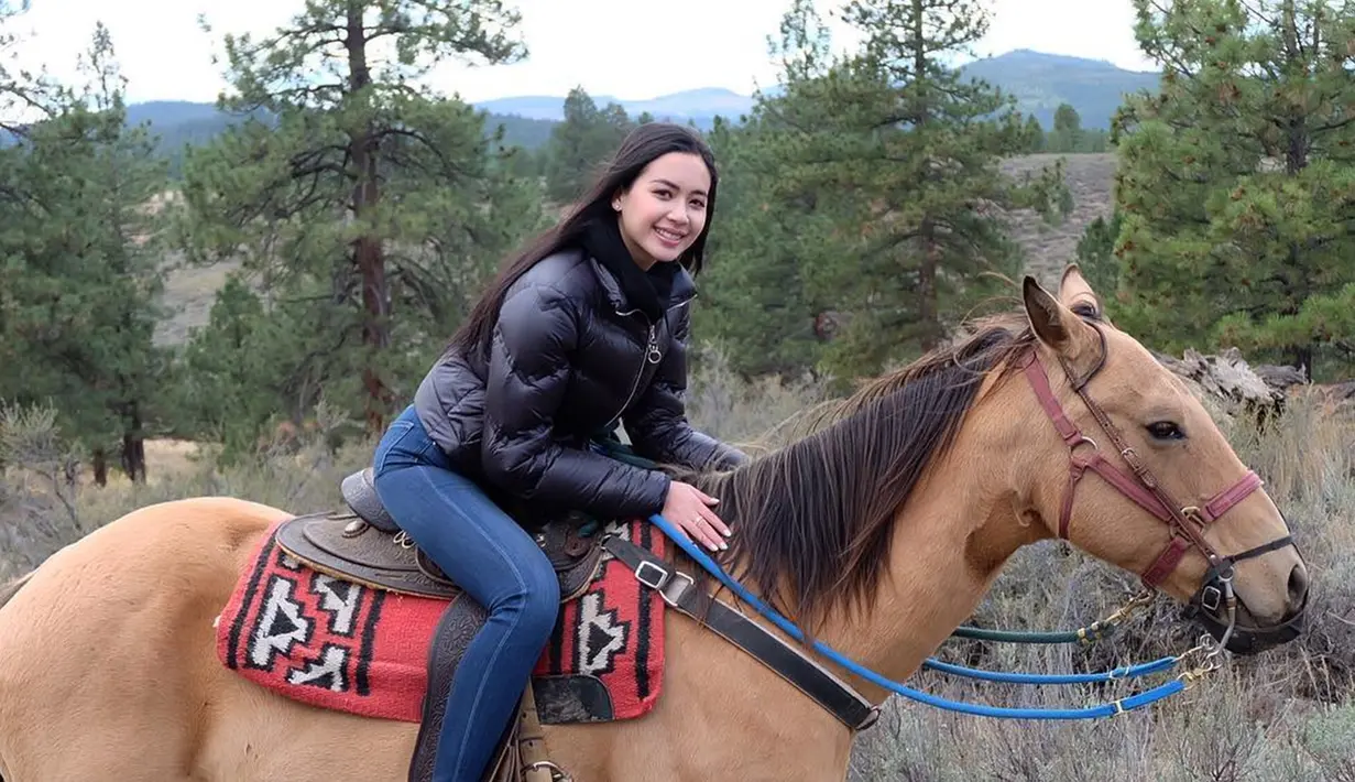 Wanita cantik ini kelahiran 28 Juni 1993 ini memiliki hobi berkuda. Ia pun menyalurkan hobinya saat berkunjung di Northstar, Truckee, California. Dibalut jaket hitam dengan rambut yang terurai penampilan dara manis ini terlihat tomboi namun memukau. (Liputan6.com/IG/elviraelph)