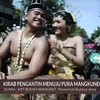 Kaesang Pangarep dan Erina Gudono jalani prosesi kirab, warga Solo tumpah ruah sambut mempelai dan keluarga. (Tangkapan Layar SCTV/Vidio)
