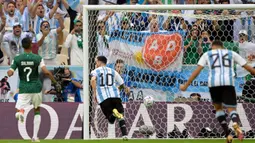 Pada fase grup, Lionel Messi mampu menyumbang 2 gol. Tergabung di Grup C, gol pertama Lionel Messi lahir di matchday pertama saat kalah 1-2 dari Arab Saudi (22/11/2022). Gol yang lahir lewat eksekusi penalti tersebut sempat membuat Argentina unggul, namun akhirnya Arab Saudi mampu comeback dan akhirnya menang 2-1. (AFP/Juan Mabromata)