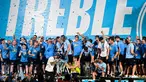 Manchester City mendapat sambutan yang hangat dari puluhan ribu penggemar ketika kembali ke kota Manchester untuk melakukan parade Treble Winners, Selasa (13/6/2023) dini hari WIB. (AFP/Oli Scarff)