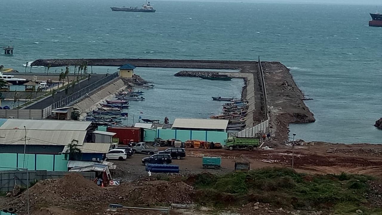 Perahu Nelayan Sandar di PLTU Suralaya