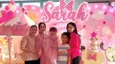 Bunga Zainal dan putra keduanya berpose bersama Puput Nastiti dan di kecil, Sarah. (Foto: Instagram/ bungazainal05)