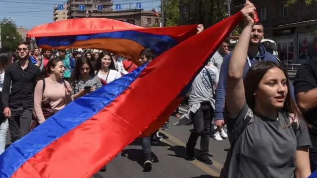 Demonstrasi warga yang mendesak agar Perdana Menteri Armenia, Serzh Sargsyan mengundurkan diri dari jabatannya (AFP PHOTO via BBC)