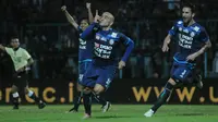 Cristian Gonzales merayakan gol ke gawang Sriwijaya FC, Jumat (7/7/2017). (Bola.com/Iwan Setiawan)