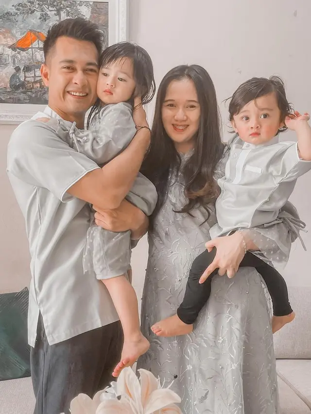Eza Gionino bersama keluarganya (Foto: Instagram ezagio)