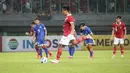 Pemain Timnas Indonesia U-19, Rabbani Tasnim mencetak gol pertama timnya dari eksekusi tendangan penalti saat matchday keempat Grup A Piala AFF U-19 2022 antara Timnas Filipina U-19 melawan Timnas Indonesia U-19 di Stadion Patriot Candrabhaga, Bekasi, Jawa Barat, Jumat (08/07/2022). (Bola.com/Bagaskara Lazuardi)