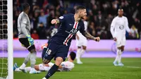 Striker PSG, Mauro Icardi, merayakan gol yang dicetaknya ke gawang Lille pada laga Ligue 1 Prancis di Stadion Parc des Princes, Paris, Jumat (22/11). PSG menang 2-0 atas Lille. (AFP/Franck Fife)