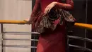 Pertama ada Mahalini yang tampil serba merah dengan atasan siluet kebaya lace dipadukan korset berbordir dan bros keemasannya. Busana yang dibuat oleh Jessie Gunawan ini dilengkapi rok cloud pendek motif batik serta rok panjang model mermaidnya. [@fherriioo]