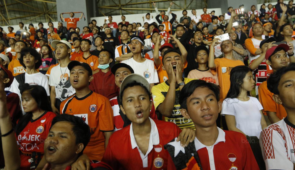 Ribuan The Jakmania saat menyaksikan laga terakhir Persija di Liga 1 di Stadion Patriot, Bekasi, Minggu (12/11/2017). Persija menang 2-1 atas Bhayangkara FC. (Bola.com/ M Iqbal Ichsan)