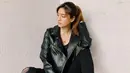 Tampil dalam busana serba hitam dengan jaket kulit, gaya Daniia Salsabilla ini pun curi perhatian netizen. Ia bahkan terlihat menggunakan makeup no makeup dan gaya rambut sederhana. (Liputan6.com/IG/@danniasalsabilla)