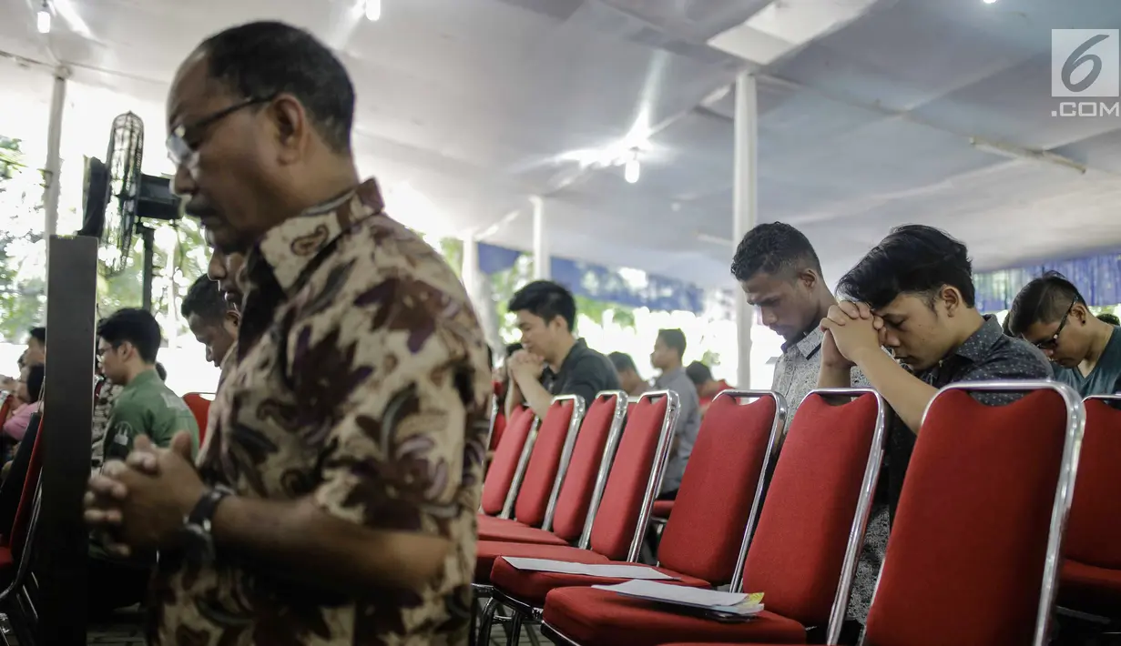 Kekhusyukan jemaat saat berdoa dalam prosesi jalan salib di Gereja Katedral, Jakarta, Jumat (30/3). Prosesi di antaranya ketika Yesus disalibkan, wafat, lalu dimakamkan. (Liputan6.com/Faizal Fanani)