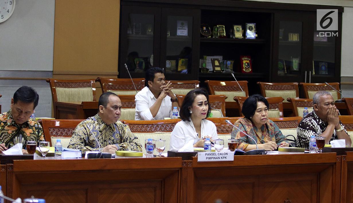 Ketua Pansel Capim KPK Yenti Garnasih (tengah) memberikan paparan saat Rapat Dengar Pendapat Umum (RDPU) dengan Komisi III DPR di Kompleks Parlemen, Jakarta, Senin (9/9/2019). Rapat terkait dengan dimulainya uji kelayakan dan kepatutan atau fit and proper test capim KPK. (Liputan6.com/Johan Tallo)