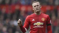 Striker Manchester United, Wayne Rooney, saat tampil melawan Swansea pada laga Premier League di Stadion Old Trafford, Manchester, Minggu (30/4/2017). (AFP/Oli Scarff)