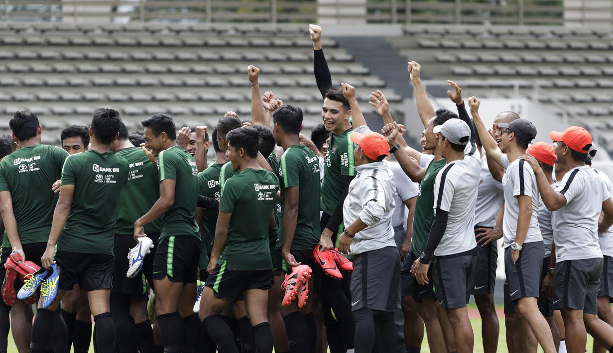 Para pemain Timnas Indonesia U-22, berkumpul usai latihan di Stadion Madya Senayan, Jakarta, Selasa (29/1). Latihan ini merupakan persiapan jelang Piala AFF U-22. (Bola.com/Yoppy Renato)