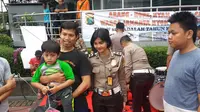 Polisi dari Direktorat Lalu Lintas Polda Metro Jaya jadi sasaran swafoto masyarakat yang tengah beraktifitas di CFD Bundaran HI. (Liputan6.com/Putu Merta)