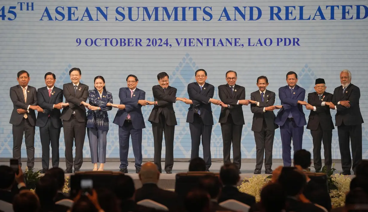 Dari kiri ke kanan, Sekretaris Tetap Kementerian Luar Negeri Aung Kyaw Moe, Presiden Filipina Ferdinand Marcos Jr, Perdana Menteri Singapura Lawrence Wong, Perdana Menteri Thailand Paetongtarn Shinawatra, Perdana Menteri Vietnam Pham Minh Chinh, Presiden Laos Thongloun Sisoulith, Perdana Menteri Laos Sonexay Siphandone, Perdana Menteri Malaysia Anwar Ibrahim, Sultan Brunei Hassanal Bolkiah, Perdana Menteri Kamboja Hun Manet, Wakil Presiden Indonesia Ma'ruf Amin, dan Perdana Menteri Timor Leste Xanana Gusmao bergandengan tangan dalam upacara pembukaan Konferensi Tingkat Tinggi (KTT) Perhimpunan Bangsa-Bangsa Asia Tenggara (ASEAN) di Vientiane, Laos, Rabu, 9 Oktober 2024. 9, 2024. (AP Photo/Dita Alangkara)